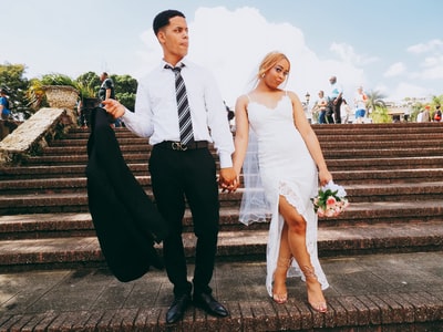 男人牵着女人的手走在她身边